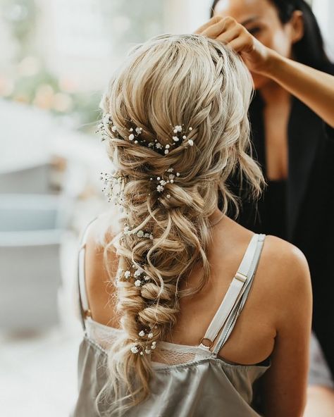 Hot Wedding Hair Trends For 2022 ★ wedding hair trends slightly messy curly rong braid hairstyle monamieweddinghair Wedding Hair Down, Western Wedding Hairstyles For Long Hair, Boho Wedding Hair Braid, Wedding Hair For The Bride, Wedding Braid Hairstyles, Wedding Hair Braid, Wedding Hairstyles Braid, Wedding Boho Braid Hairstyles, Wedding Hairstyles For Long Hair