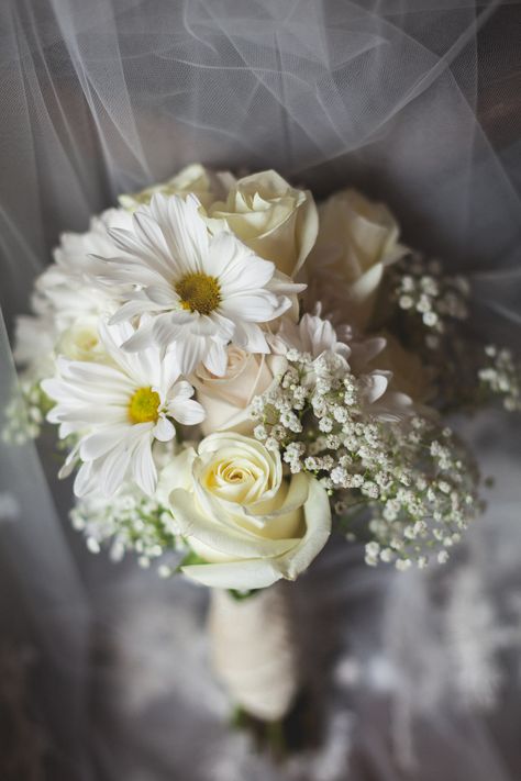 DIY White Bouquet with Daisies and Roses Wedding Flowers, Wedding, Hoa, Boda, Mariage, White Roses Wedding, Rose Wedding Bouquet, Flower Bouquet Wedding, Rose Bridal Bouquet