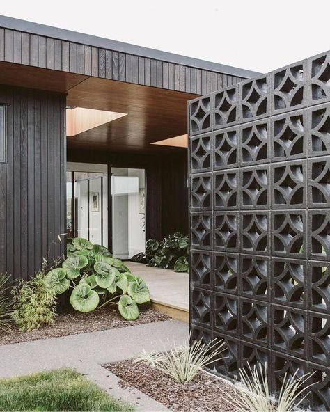 THAT'S A YES • Black Breeze Blocks. Well I never. Delicious. #Repost @homestylemag || Design @annika_rowson || Photog @the_virtue Outdoor Living, Outdoor, Exterior, Pergola, Breeze Block Wall, Arredamento, Outdoor Design, Yard, Privacy Fence Designs