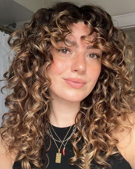 Explore 22 stunning curly hair bangs hairstyles for ultimate inspiration. Discover the perfect look to embrace your natural curls today! Click the article link for more photos and inspiration like this // Photo Credit: Instagram @brittminetti // #bangs #bangshair #bangsinspo #bangswithcurlyhair #besthairstyles #curlybangs #curlyhairbangs #curlyhairbangswithlayers Thin Curly Hair, Medium Curly Haircuts With Bangs, Layered Curly Haircuts, Shoulder Length Curly Hairstyles, Long Curly Haircuts, Medium Curly Haircuts, Curly Bangs, Curly Long Bangs, Haircuts For Curly Hair
