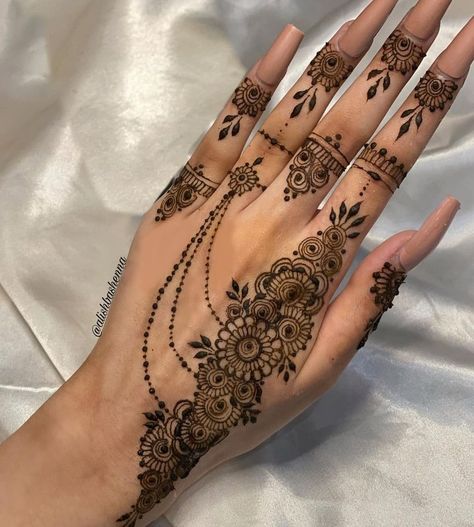 Slough Henna Artist on Instagram: “Reposted from @alishbashenna Henna cones available on my Etsy shop (link in bio). •simplessss Inspo: @themehndigirl #hennatattoo…” Henna Designs, Mehndi, Tattoo, Best Henna Designs, Palm Mehndi Design, Beautiful Henna Designs, Latest Henna Designs, Finger Henna Designs, Simple Henna Designs Hand