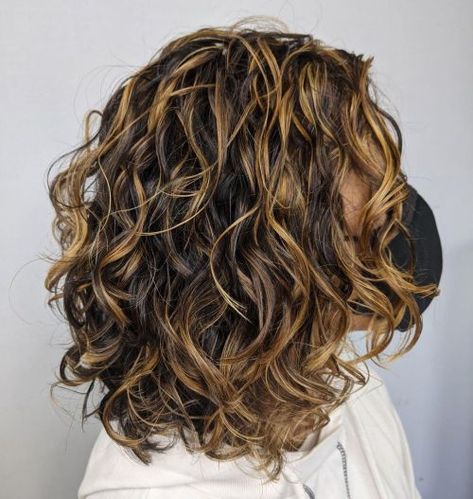 Curly Midi Hair with Highlights and Lowlights Balayage, Thin Curly Hair, Thick Curly Hair, Shoulder Length Curly Hair, Layered Curly Haircuts, Medium Length Curly Hair, Medium Curly Haircuts, Layered Haircuts For Medium Hair, Layered Curly Hair