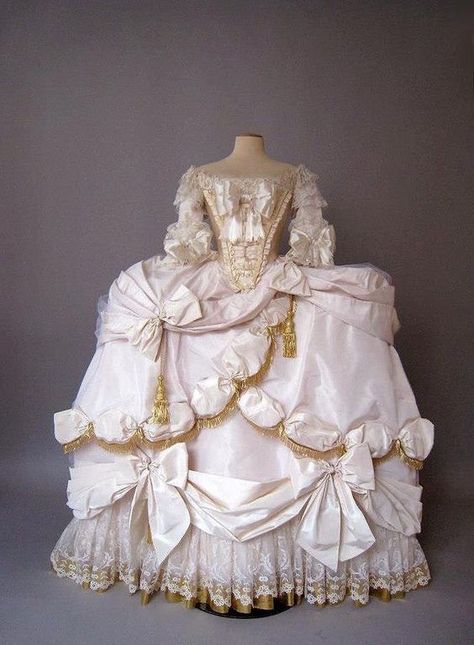 MARIE ANTOINETTE ROBE DE COUR COURT GOWN 1778-79 A real princess gown, like Cinderella
