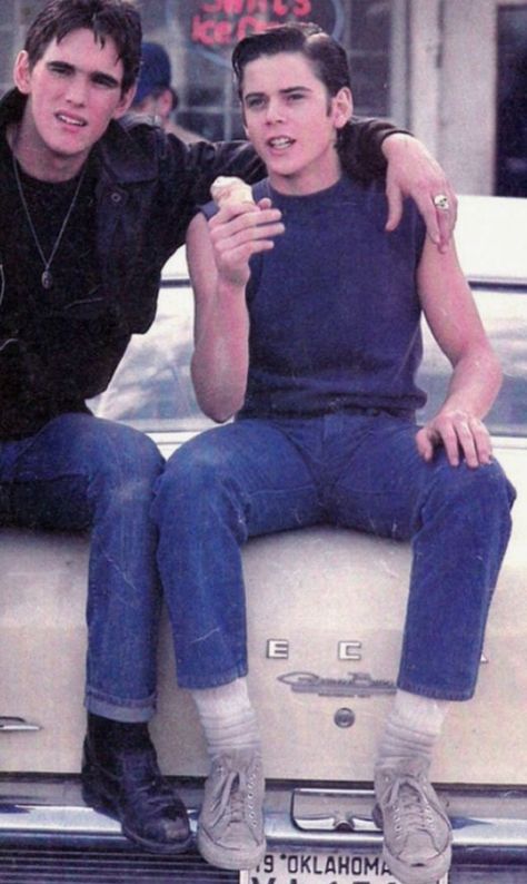 50 Rare and Amazing Behind the Scenes Photos From the Making of ‘The Outsiders’ (1983) ~ Vintage Everyday Boys, Guys, Anos 80, Karate Kid, Fandoms, Johnny, Emilio Estevez, Moda, Bae