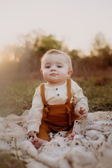 6 month old infant sitting on a crochet blanket at a state park wearing rust colored overalls Baby Photos, Newborn Pictures, 6 Month Baby Picture Ideas Boy, 6 Month Baby Picture Ideas, Newborn Baby Photography, 6 Month Photography, Baby Photography Poses, 6 Month Photos, 6 Month Pictures