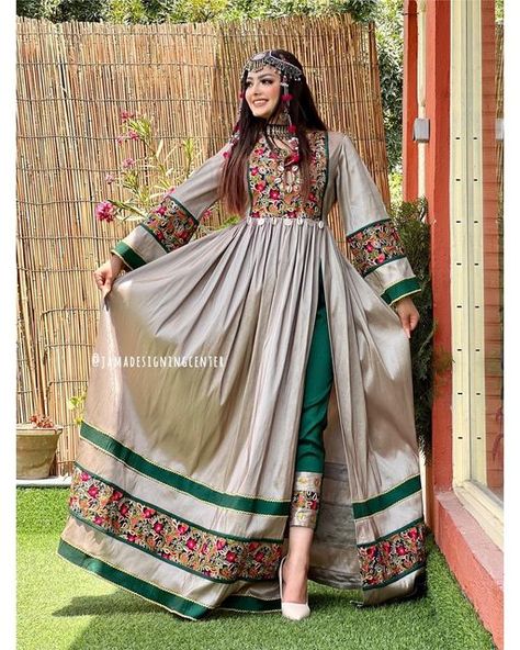 Hijab, Afghan Dresses, Gaya Hijab, Simple Pakistani Dresses, Afghan Clothes, Pakistani Dress Design, Pakistani Fancy Dresses, Latest Dress Design, Designs For Dresses
