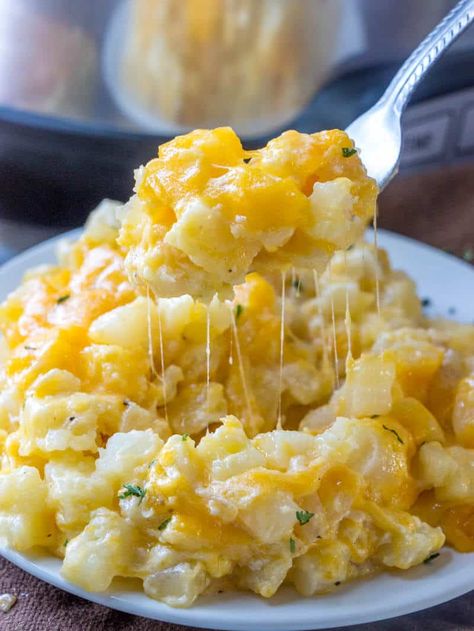 These Easy Crockpot Cheesy Potatoes are the perfect potluck dish! #cheesy #potatoes #slowcooker #crockpot #recipe Pasta, Healthy Recipes, Clean Eating Snacks, Brunch, Cheesy Potatoes Recipe, Cheesy Potatoes, Cheesy Potatoes Easy, Crock Pot Potatoes, Crockpot Dishes