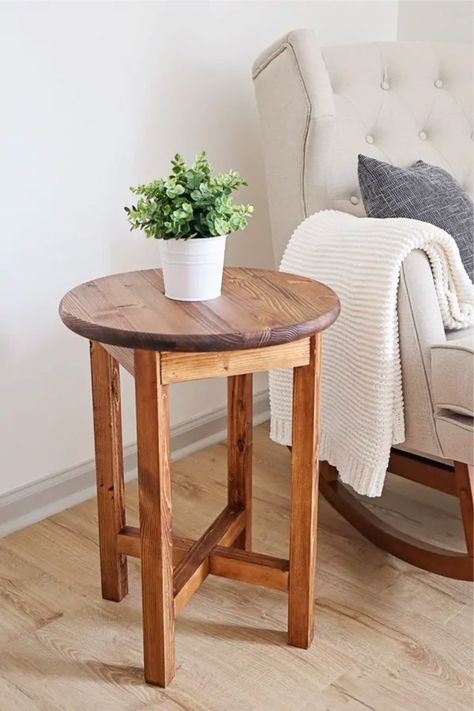 Do you have some free time and want to build your own DIY side table to save some money!? These super helpful tutorials and examples will give you the inspiration you need to get started! #diy #diyfurniture #sidetable #diyideas #diyproject Diy Furniture, Diy Furniture Table, End Table Plans, Diy End Tables, Diy Side Table, End Tables, Table Furniture, Modern End Tables, Small Tables