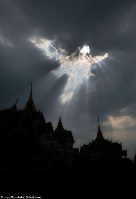 Pretty cool: Looks like a winged figure! Over the Grand Palace buddhist temple in Thailand. Angeles, Beautiful, Ange, Resim, Photo, Beautiful Pictures, Angel, Fantasy, Fotos