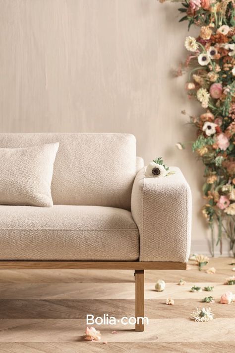 Timeless sofa design with wooden legs Rum, Interior, Timeless Sofa, Wooden Sofa Set Designs, Wooden Sofa Set, Scandinavian Sofa Design, Sofa Set Designs, Sofa Scandinavian Style, Sofa Design