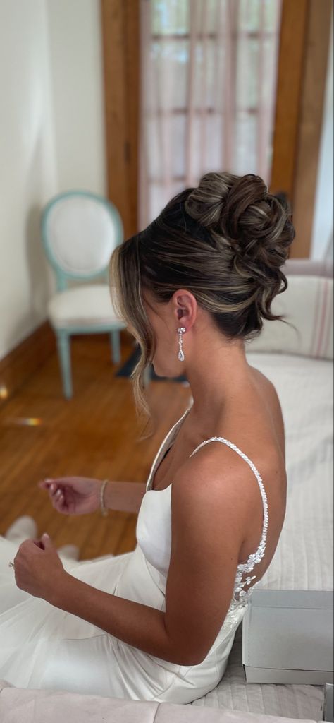 French twist updo inspired by Kim k met gala look from 2023. Wedding updo Balayage, Brides, Bride Updo, Wedding Hair And Makeup, Wedding Hairstyles Bride, Wedding Hair Updo With Veil, Bride Hairstyles With Veil, Bride Hair Updo With Veil, Wedding Hair With Veil Updo