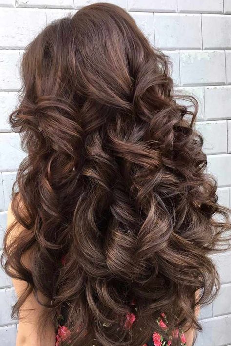 Big Bouncy Curls #longfaces #faceshapes #haircutsforlongfaces #haircuts #hairstyles ❤️ Check out our list of adorable haircuts for long faces. Perfect for those women who have a long face and wish to make it fuller. #lovehairstyles #hair #hairstyles #haircuts Long Hair Styles, Haar, Medium Hair Styles, Curled Hairstyles For Prom, Curled Hairstyles, Long Hair Curled Hairstyles, Long Hair With Curls, Simple Curled Hairstyles, Curls For Long Hair