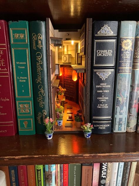 Une épingle qui ne présente pas une bibliothèque entière contrairement aux autres mais j'adore le petit élément de décor ;) Miniature, Books, Book Lovers, Book Nooks, Library, Book Art, Book Worms, Dream Room, Sweet Home