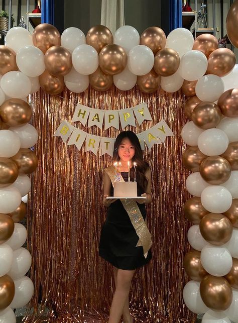 latest birthday balloon decorations at home ideas Birthday Girl Pictures, Hochzeit, Cute Birthday Pictures, Pesta Ulang Tahun, Glow Birthday, Inspo, Cute Birthday Ideas, Impreza, Birthday Party