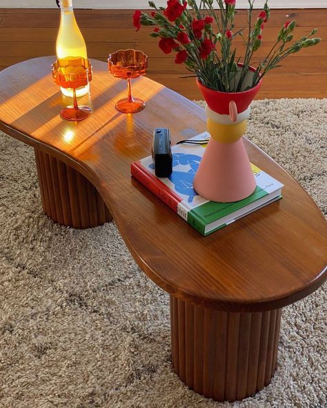 A beautifully crafted DIY wooden kidney-shaped table, perfect for adding both style and character to your space. Home, Made Coffee Table, Coffe Table, Coffee And End Tables, Decor Inspiration, Modern Retro, Smooth Texture, Decor Design, Mesas
