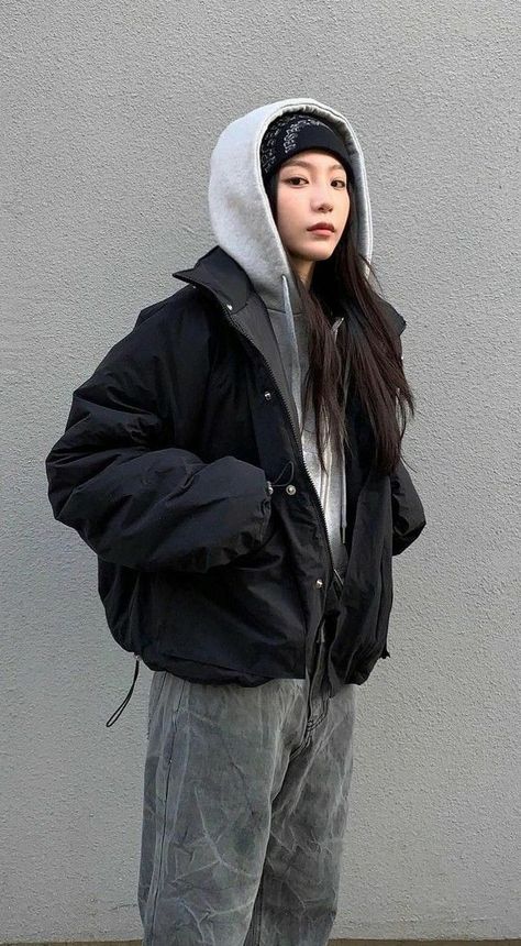 Puffy Jacket Reference, Seattle Outfits November, Black Puffer Jacket Outfit Korean, Korean Puffer Jacket Outfit, Puffy Jacket Outfit Street Style, Masculine Female Outfits, Black Puffer Outfit, Puffer Jacket Street Style, Korea Winter Fashion