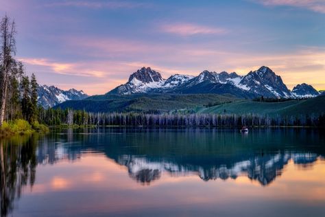 8 Reasons To Visit Idaho’s Redfish Lake - TravelAwaits Backpacking, Lakes, Nature, Cali, State Parks, Wanderlust, Art, Summer, Pacific Northwest