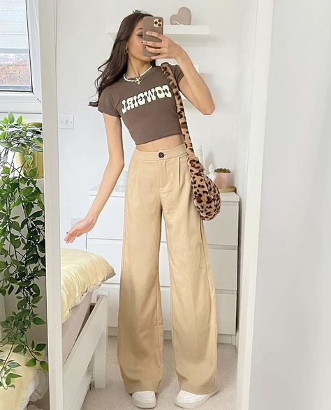 Brown cowgirl crop top (i think its from brandy melville) with beige/ cream/tan bag jeans and white sneakers. Also paired with a leopard print fluffy bag #aesthetic #brandymellville #brandymelvilleusa #bodygoals #body Outfits, Trendy Outfits, Casual Outfits, Outfit Inspo, Cute Casual Outfits, Jeans And Crop Top Outfit, Outfit, Fashion Outfits, Top Outfits