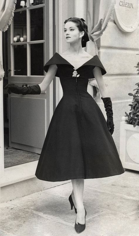 Christian Dior (French, 1905–1957)  Dress, 1950s. #vintagephoto #fashion Gowns, 1950s, Dior, Christian Dior, Fashion, Dress, Elegant Outfit, Pretty Dresses, Moda