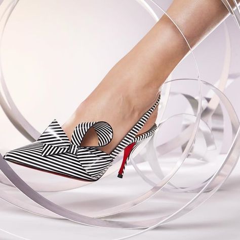 Its low-cut décolleté is adorned with a couture bow and reveals with modernity, the expertise of the Louboutin House Heels, Trainers, Shoes, Pumps, Dress Shoes, Taschen, Shoe Boots, Shoes Heels, Sneaker