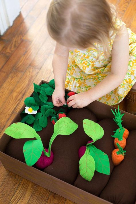 Introduce gardening to your kids with this fun and safe DIY felt garden craft. Felt, Pre K, Diy, Beautiful, Kinder, Diy Baby, Baby Crafts, Creative, Basteln