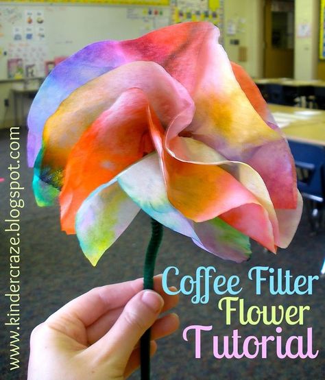 Make these beautiful coffee filter flowers with your kindergarten students! These are perfect for Mother's Day, May Crowning and other spring activities in your school! Diy, Pre K, Toddler Crafts, School Crafts, Kindergarten Art, Fun Crafts, Arts And Crafts For Kids, Kinder, Preschool Crafts
