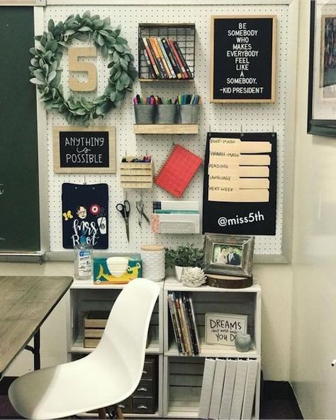 Pinterest Why just have a boring reading couch in your classroom when you can set up this awesome polka dot one that everyone Back To School, Organisation, Freshman, Middle School Classroom, Teacher Desk Areas, Counseling, Teacher Desk, Onderwijs, New Classroom