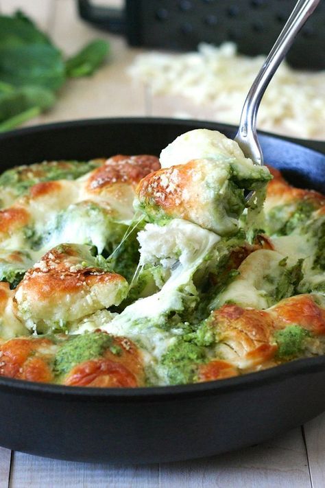 Easy Cheesy Pesto Pull-Apart Bread | 28 Of The Most Delicious Things You Can Do With Pesto Meals, Sandwiches, Italian Recipes, Healthy Recipes, Dinner Recipes, Pizzas, Recipes, Pesto, Spinach Pie