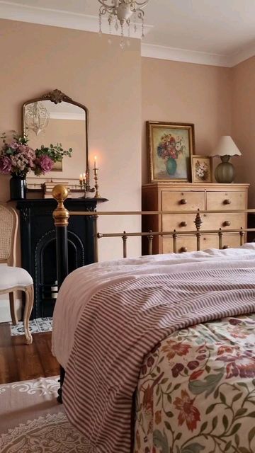 Home Décor, Bedroom Vintage, Interior, Home, Victorian Bedroom, Old English Bedroom, Vintage Interiors, Guest Bedroom, Cottage Bedroom