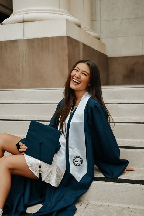 Emory Graduation Pictures, Medical Doctor Graduation Pictures, Uncw Graduation Pictures, Dentist Graduation Pictures, Grad Photos With Family, Photography Poses Graduation, Highschool Graduation Pictures Ideas, Graduation Photos With Boyfriend, Healthcare Graduation Pictures