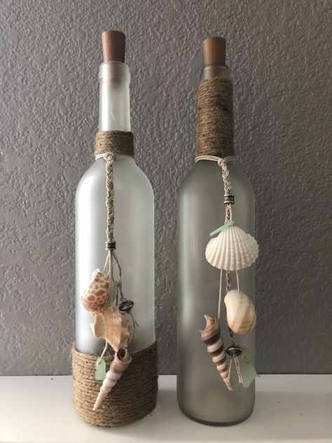 Diy Beach Wine Bottle #seashells #burlap #frosted bottle #beads #cork lights #sea glass #diy Wine Bottle Crafts, Wines, Diy Glass Bottle Crafts, Wine Bottle Diy Crafts, Glass Bottle Crafts, Wine Bottle Diy, Glass Bottle Diy, Wine Bottle Decor, Wine Bottle Corks