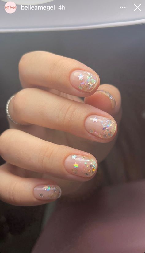 Natural nails with nude gel and ombré star glitter. Glitter, Ombre, Piercing, Barbie, Cute Gel Nails, Clear Nails, Clear Nails With Design, Clear Nail Designs, Trendy Nails