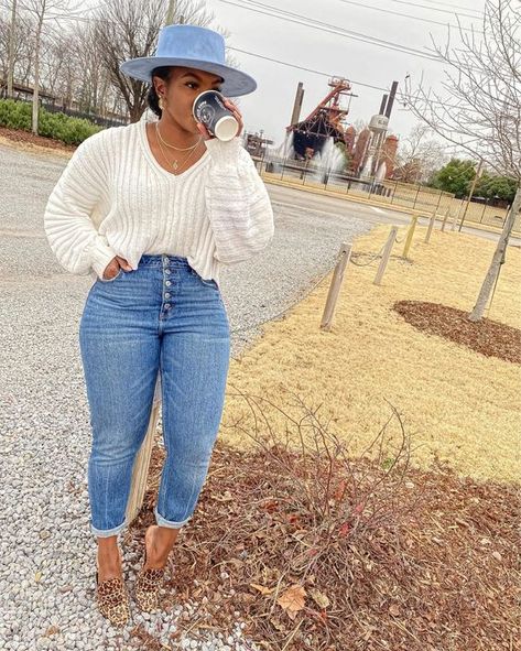 Winter Outfits, Outfits, High Rise Mom Jeans, High Rise Jeans Outfit, Jean Outfits Black Girl, High Rise Jeans, Mom Jeans Outfit Winter, Mom Jeans Style, Casual Mom Style