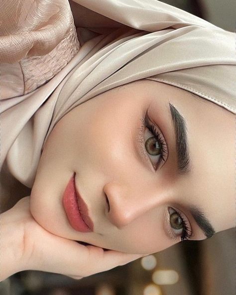 Makeup and Hairdo for Graduation Ceremony Graduation is your milestone event and you need to get ready early in the morning. Eye Make Up, Gaya Hijab, Hijab Makeup, Arabian Makeup, Girls Makeup, Maquillaje, Makeup Wedding Hijab, Maquillaje Natural, Natural