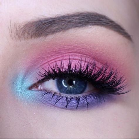 21 Pink and Purple Eye Makeup Looks > CherryCherryBeauty.com Eyeshadow Make-up, Make Up Ideas, Eye Make Up, Colorful Eye Makeup, Purple Eye Makeup, Makeup Eye Looks, Makeup Designs, Blue Eye Makeup, Eye Makeup Designs