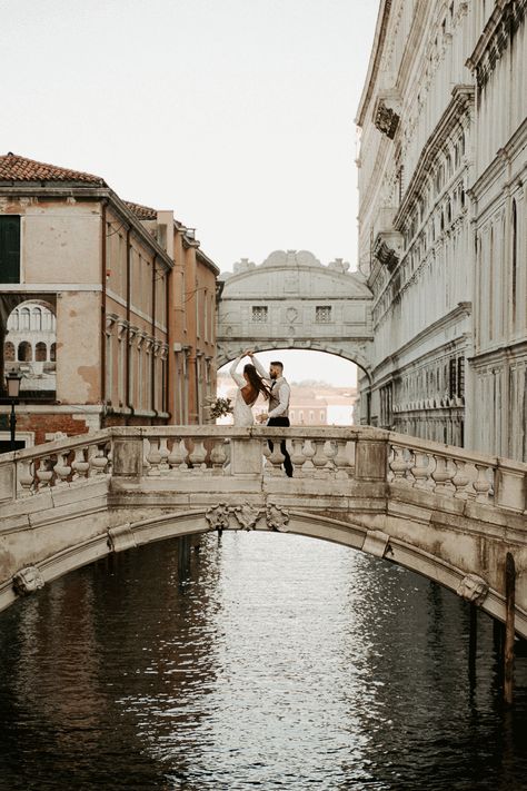 bride and groom dancing on the bridge in Venice GIF Engagements, Venice, Bari, Venice Italy, Destination Elopement, Tuscany Wedding, Elopement Photography, Elopement Ideas, Destination Wedding Italy