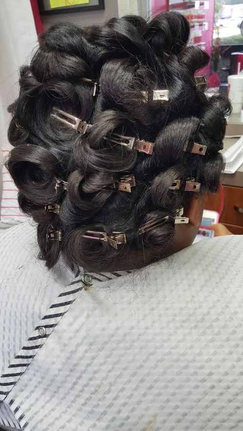 Roller Set Hairstyles, Roller Curls, Pin Curl Hair, Hair Rods, Curl Styles, Roller Set Natural Hair, Curled Hairstyles, Hair Hacks, Curly Hair Styles
