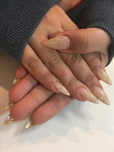 Long pointy soft gold nails Gold Tip Nails, Gold Stiletto Nails, Gold Toe Nails, Gold Sparkle Nails, Metallic Gold Nails, Gold Glittery Nails, Pointy Nails, Gold Glitter Nails, Gold Nails Prom