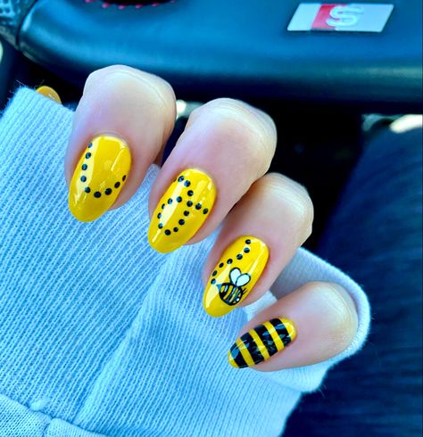 #bumblebees #bee #beenails #spring #springnails #yellownails #nails #nailart #nailsofinstagram #naildesign #nailideas #gelnails #manicure #nailartdesigns #nailartideas Nail Ideas, Nail Designs, Bumble Bee Nails, Bee Nails, Cute Acrylic Nails, Fun Nails, Cute Nails, Spring Nail Art, Dipped Nails