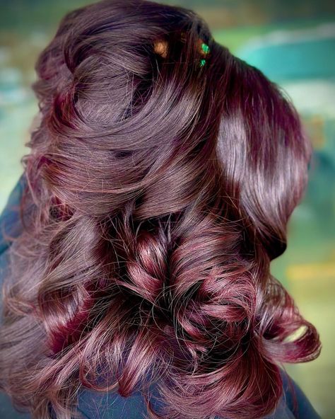 Cherry cola hair color can make you stand out, whether you want a subtle splash of color or a more overt statement. Check out over 40 ideas on how to rock this cool hair color! Latest Hairstyles, Short Hair Styles, Long Hair Styles, Ideas, Hair Styles, Cool Hairstyles, Red Balayage, Cool Hair Color, Hair Lengths
