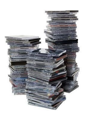 This is a guide about uses for CD jewel cases. Many of us end up with a lot of empty CD cases. There are many craft and recycling options for these slim plastic cases. Diy, Upcycling, Cd Crafts, Cd Recycle, Dvd Case Crafts, Recycled Cd Crafts, Cd Case Crafts, Cd Jewel Case, Recycled Cds