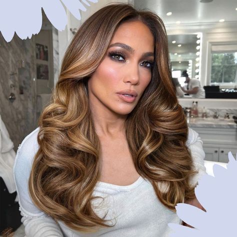 The bounce blowout is the next-level hair trend you need to know about. Grab your round brush, because in case you hadn't heard, 2022 is the year that luxe. Hair Beauty, Hair Trends, Balayage, Jennifer Lopez, Brunette Hair, Balayage Hair, Beverly Hills, Mechas, Hair Inspiration