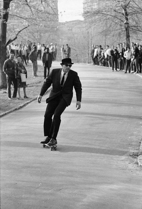 Skating through Central Park in mid 1960's to 70's fashion. Buzzfeed has a great photo compilation of what the birth of skateboarding looked like: Retro, Skateboard, Vintage Photos, Central Park, Man, Skate, Surf, Old Photos, Photographer