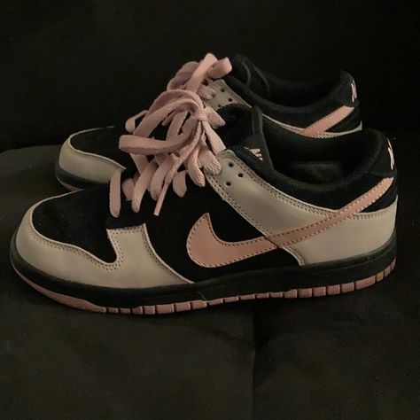 Nike Dunk Low Women’s 6.5 Near Deadstock Vintage Super Rare Cute Colorway! Don’t Sleep These Are Extremely Rare And Hard To Find In This Condition They Are Almost New. Please No Low Balling. Thanks For Looking These Are Going For Almost $600 Deadstock On Stockx! Nike Dunk Low Women, Dunk Low Women, Rare Jordans, Boty Nike, Pretty Shoes Sneakers, Preppy Shoes, Trendy Shoes Sneakers, Dr Shoes, Nike Fashion Shoes