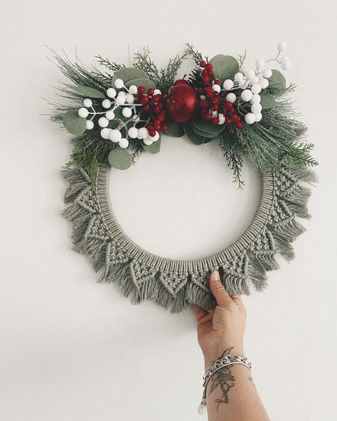 CHRISTMAS CRAFT INSPIRATION! 🎄 Macrame by @bleubellmacrame. A Beautiful, festive, textiles wreath. Splendid!! Read our blog for more ideas. Diy, Deko, Dekorasyon, Tejidos, Patrones, Basteln, Papier, Noel, Natale