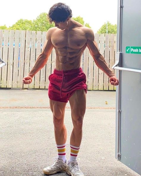 Peter Christian on Instagram: "Make it count 🎲" Bodybuilding, Gaya Rambut, Guys, Muscular Men, Pose, Hot Men Bodies, Body, Pelé, Hot