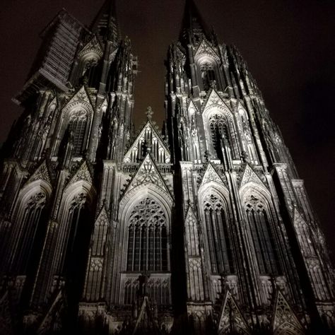 Dom streicheln bei Nacht #kölnerdom #köln #nacht #dom Architecture, Gothic, Kölner Dom, Köln, Tok, Kunst, Gothic Architecture, Landmarks, Cologne