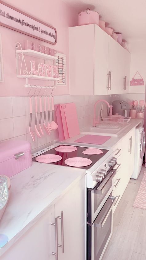 Pink Apartment, Pink Apartment Decor, Pink Room Design, Girly Kitchen, Girly Kitchen Decor Apartment, Girly Kitchen Decor, Girly Apartment Decor, Pink Home Decor, Pink Living Room Decor