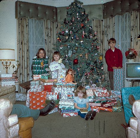 Ton O' Presents 1970 Christmas, Chicago. Natal, Christmas Photos, Weihnachten, Jul, Fotos, Christmas Family Photos, Christmas Pictures, Dekoration, Family Christmas