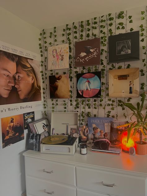 Taylor Swift, Harry Styles, Inspiration, Teen Music Bedroom, Music Bedroom Aesthetic, Music Room Ideas Bedrooms, One Direction Room, Music Bedroom, Room Posters